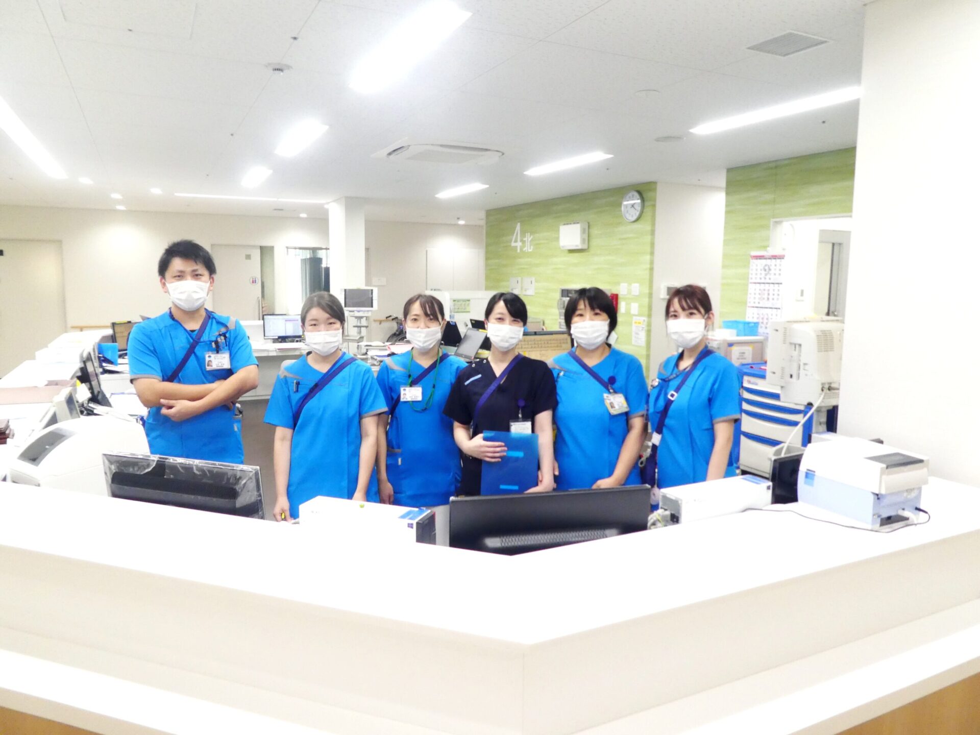 制服とスタッフ